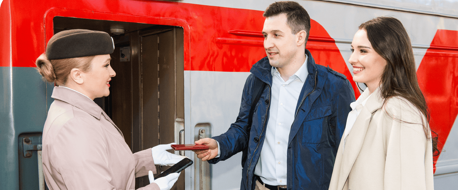 Сотрудник проверяет документы пассажиров