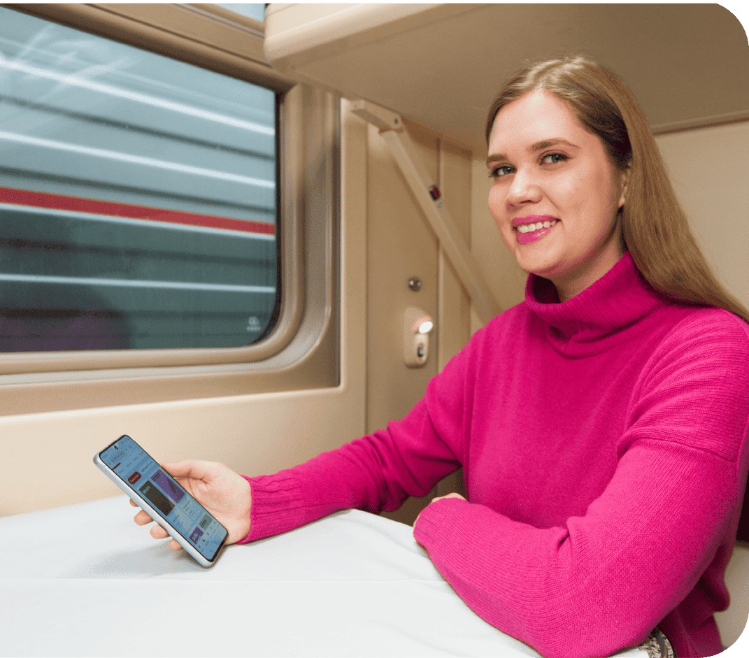 Девушка в купе, со смартфоном в руке